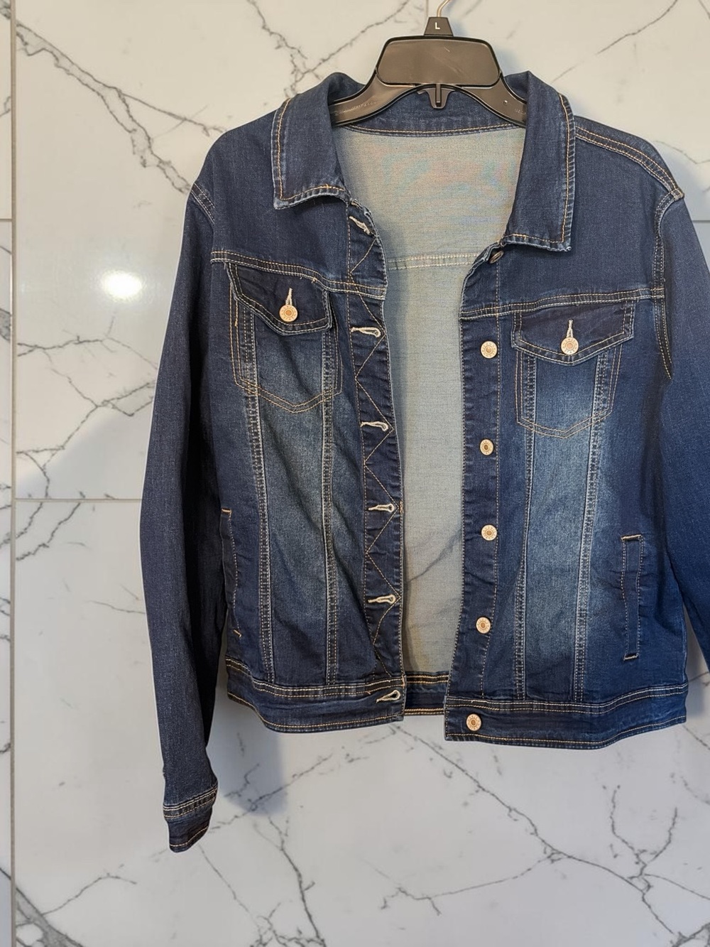 Classic Blue Women's Denim Jean Jacket. Women’s Size Large - Picture 3 of 4